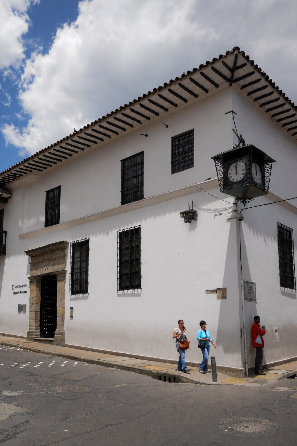 Cámara de Seguridad WiFi 3 Lentes con Sirena — Exterior