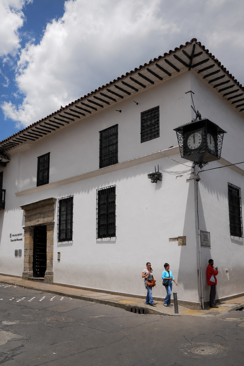 Cámara de Seguridad WiFi 3 Lentes con Sirena — Exterior